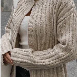 Tröja Moa mattson  - Säljer denna snygga stickade tröjan från Moa Mattsons kollektion med NAKD. Säljer då den inte är min stil och glömde returnera 🤍 helt ny med prislappar. Nypris 499kr, mitt pris: 349kr + frakt