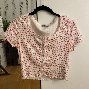 Blommig topp knappar - Topp med röda små blommor som går att ha stängd eller öppen❤️ Betala gärna via köp nu👍🏼