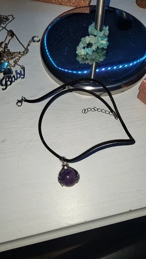 Halsband med en kula och silver händer - Säljer ett fint halsband med händer som hpller en kula vet inte riktigt vad den är ifrån. Den är i fint skick