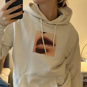 Har älskat denna hoodie men den är tyvärr för liten för mig nu. Det står ”fuck you” 🫢 på läpparna (trycket).  Fråga gärna om fler bilder! 