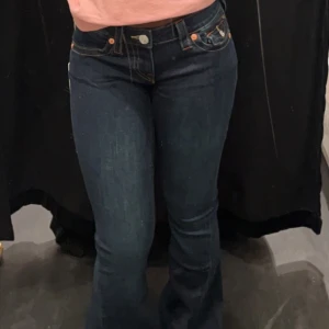 True religion jeans - Säljer nu mina true religion jeans som var köpt från hemsidan ungefär 3 månader sen när jag fyllde år,I färg mörk blå. Säljer för att kunna köpa andra par byxor