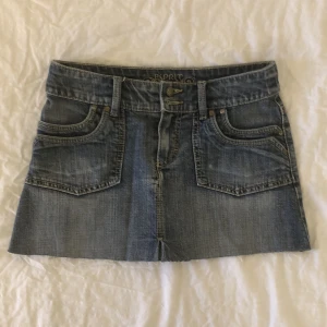 Mini jeans kjol - avklippt kjol därav de lösa trådarna där nere! Den har även tappat en av knapparna där framme men den går fortfarande att knäppa.🩶 Midjemått: 37cm🩶