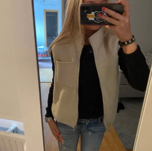 Teddyväst - Slutsåld Teddyväst köpt på Zalando ❤️Nyskick. Passar storlek Xs-M