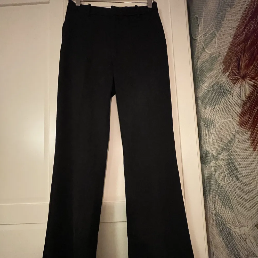 Svarta kostymbyxor från Lindex i storlek 36, sitter midwaist och är långa i benen. Kvaliteten är toppen! Nypris: 599kr.. Jeans & Byxor.
