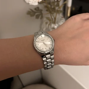 Klocka - Jättefin klocka som jag säljer eftersom jag inte använder silver🤍