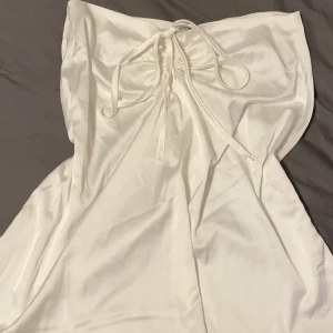 Vintage topp - Söt vintage topp i silkesliknande material som jag köpt second hand💞 kan användas som både kjol och topp! Mycket bra skick, inga defekter bortsett från en jätteliten fläck på insidan, skriv privat för om du under något eller vill ha fler bilder 