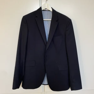 Marinblå kavaj  - Marinblå kavaj, herravdelningen zara. Storlek 46. Använd endast 2 gånger 