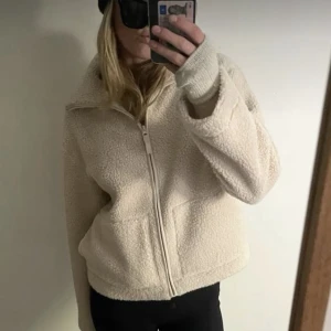 Fleece jacka  - !lånade bilder! Intressekoll på denna fleece jackan från H&M!! Helt slutsåld, kan tänkte mig sälja vid bra bud💗