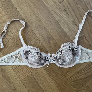 Spets bh  - Supersöt bh i spets med blommönster. Ganska liten i storleken, tyvärr.