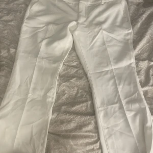 vita kostymbyxor  - helt nya vita lowwaisted petitess kostymbyxor från BIKBOK. Prislappen sitter kvar och nypris är 499kr. Säljer för 150kr så först till kvarn. Strl 48.