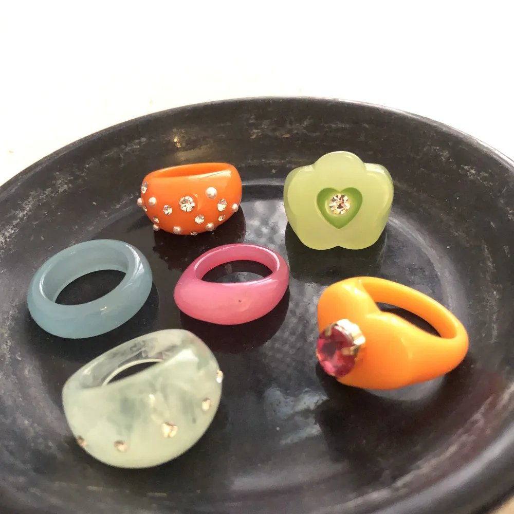 Coola chunky ringar i olika färger och former 🧡🩷💙💚Säljer för 10kr styck, köp alla för 50kr ☺️. Accessoarer.