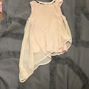 Rosa topp - Skön rosa topp som är perfekt till fest! Det finns inga fläckar och toppen är i perfekt kondition. Älskar den här men passar inte längre