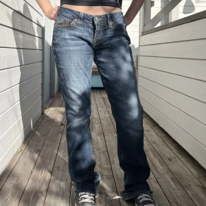 True Religion Jeans  - Så snygga lågmidjade bootcut jeans från True Religion❤️🔥De defekter som finns är nere vid fötterna, men annars är de felfria! Personen på bilden är 165cm. Hör av er vid frågor ☺️ÄR ÖPPEN TILL FÖRHANDLING❗️❗️❗️Det är bara att skriva ☺️