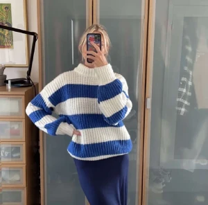 Stickad tröja - Har använts en gång sen jag köpte den. skriv om du vill ha mer information💕bilderna är lånade 