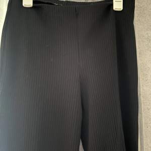 Ribbade byxor från H&M  Storlek S (stretch så passar även de som har storlek M) Säljer det för 100kr 