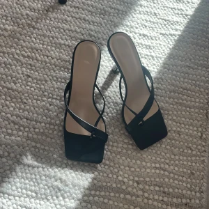 Skor  - Säljer mina nya klackar som tyvärr aldrig kommit till andväning! Skorna fungerar perfekt till en outfit där man vill känna sig extra fin!