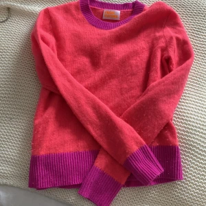 From future - Väldigt unik from future tröja i en neon färg❤️ köpte i augusti för 1200❤️ säljer pga att jag vill få in pengar 