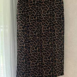 En leopardmönstrad tajt kjol, med slits. Från H&M.  Storlek M, stretchig Säljer den för 60kr
