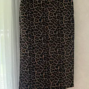 En leopardmönstrad tajt kjol, med slits. Från H&M.  Storlek M, stretchig Säljer den för 60kr