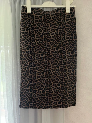 Leopard mönstrad kjol  - En leopardmönstrad tajt kjol, med slits. Från H&M.  Storlek M, stretchig Säljer den för 60kr