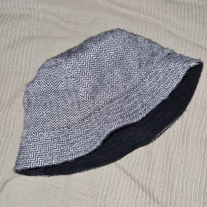 Gullig hatt - Värmande hatt, knappt använd. 