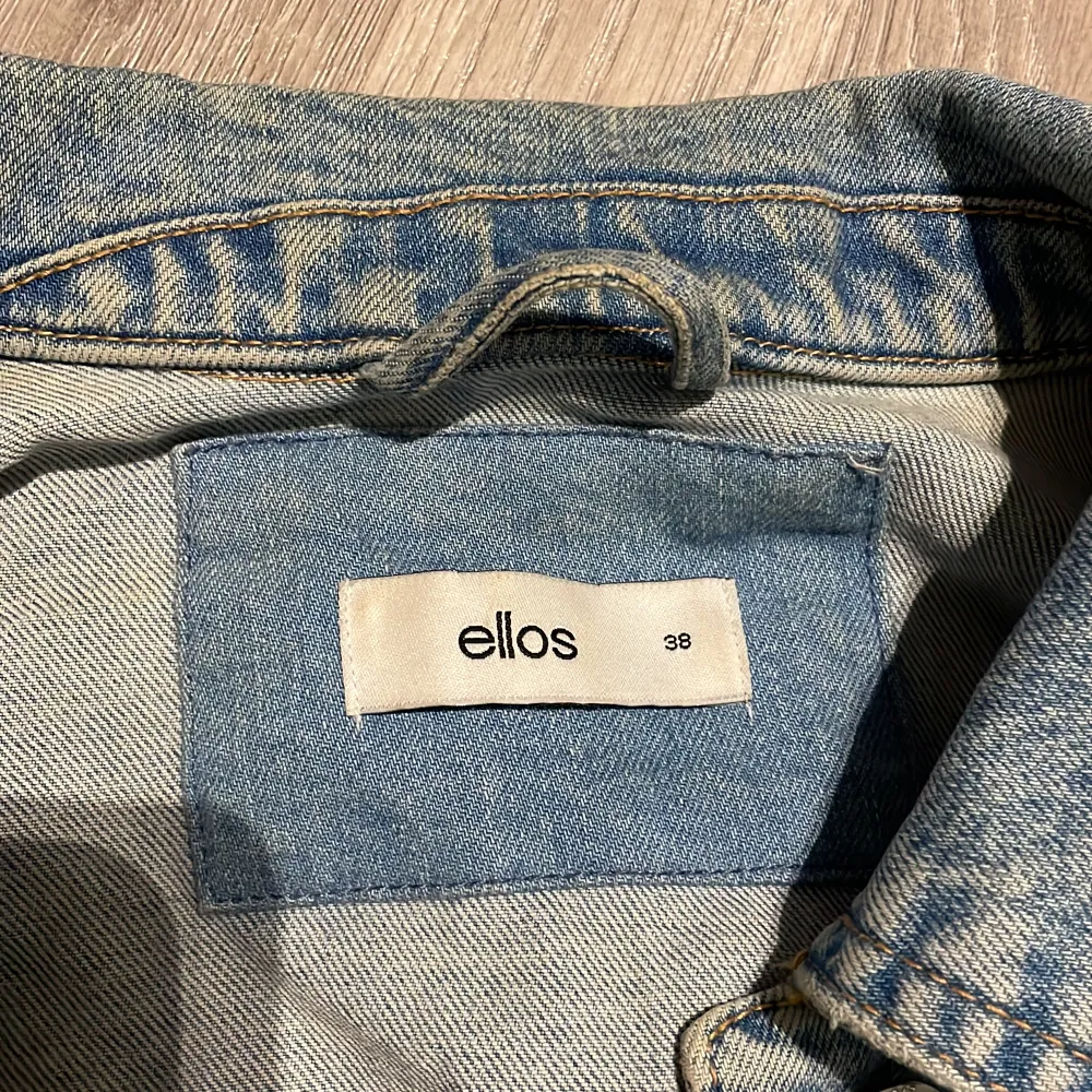 Hyfsat lång jeansjacka i storlek 38. Är i en lite mer smutsblå jeansfärg viket är så snyggt! Användes mycket förr men har bara hängt i garderoben det senaste. Använd men i perfekt skick. Jackor.