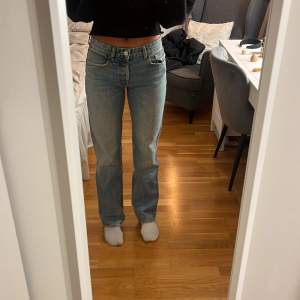 Jätte fina mid Waisted jeans från zara! Säljer så jag inte använder dom så ofta:)
