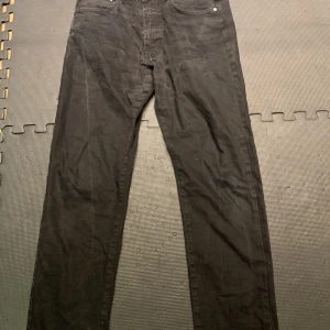 Hugo boss jeans - Ny pris är ca 1600kr jag säljer för att dom e för små. Dom ör lite slitna med inte särskillt mycket så sick är väll kanske 8/10. Har du några frågor så fråga bara! 