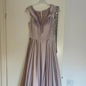 Klänning  - Fin klänning med tillhörande midje skärp. Aldig använd
