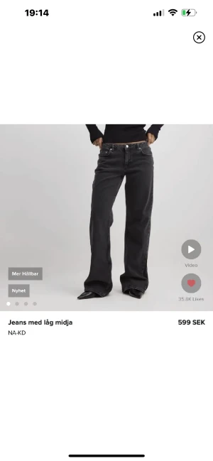 Lågmidjade jeans - pris EJ diskuterbart - (Reupload) OBS: om ingen är intresserad skickas de tillbaks till NAKD. Strl 40 men känns som 38, säljer pga för små för mig som vill ha en mer loose fit o längre. Slutsålda på hemsidan. Byxorna är alltså helt oanvända:) MIDJEMÅTT 80CM INNERBENSLÄNGD 80CM 