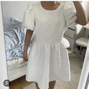 Vit klänning - Super söt klänning som passar för både skolavslutning och student! 🩷