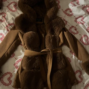 Brun pälsjacka  - Jackan är väldigt bekväm och den är i ett fint skick har inte använt mycket. Den är i storlek S men passar även fint som XS