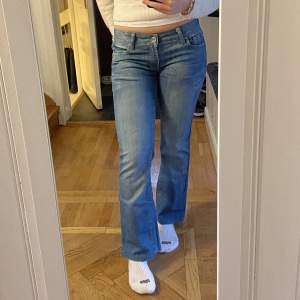 Ett par skitsnygga lågmidjade jeans som jag säljer pga att de är för korta. De är i superbra skick och jag har aldrig använt dem.   - midjebredd: 39 cm - höftbredd: 47 cm - total längd: 97 cm - benlängd: 73 cm - benvidd nedtill: 23 cm - lårbredd: 24 cm