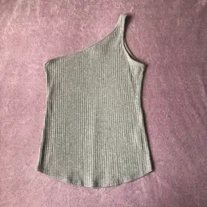 En armat grått linne, från H&M. I storlek S. Använd en gång så är i väldigt bra skick🤍