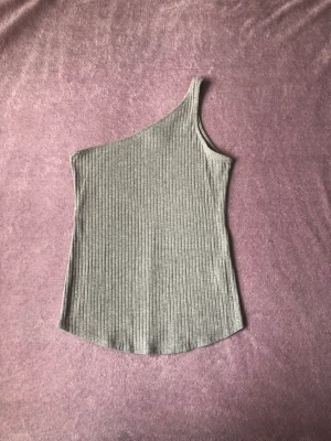 En armat grått linne  - En armat grått linne, från H&M. I storlek S. Använd en gång så är i väldigt bra skick🤍