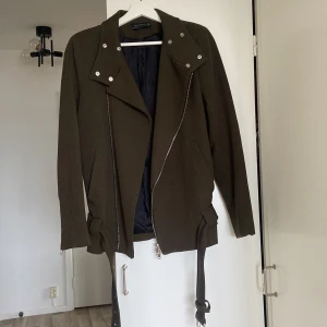 Höstjacka ZARA  - Jättefin höstjacka från Zara med fina detaljer. Jättefint skick, använd ca 5 gånger. Jackan är mörkgrön.