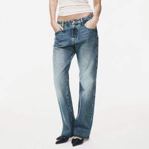 Säljer dessa jättesnygga raka lågmidjade jeans från Zara!😍Använt fåtal gånger och därför i bra skick! Kan såklart diskutera pris🫶