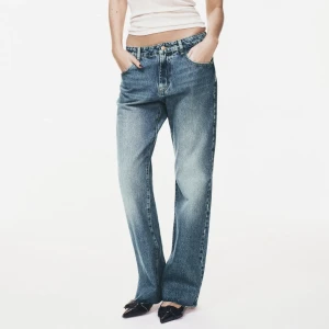 Lågmidjade Zara jeans  - Säljer dessa jättesnygga raka lågmidjade jeans från Zara!😍Använt fåtal gånger och därför i bra skick! Kan såklart diskutera pris🫶