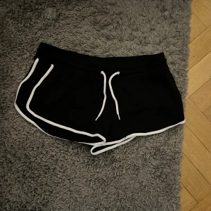 Mjukisshorts - Supersköna mjukisshorts ifrån H&M. Har ett annat likadant par men dessa var för stora för mig.  Inköpt ganska nyligen och är i storlek M. 