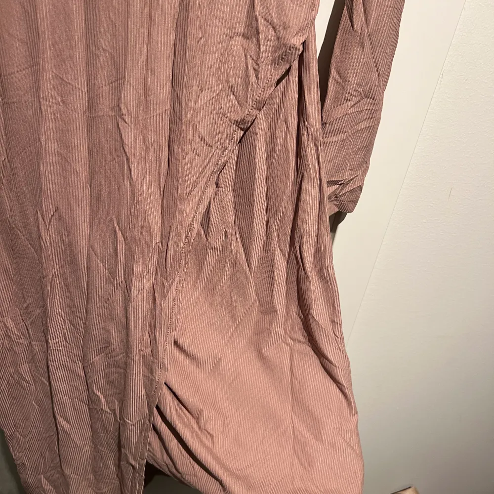Rosa/dusty pink klänning från bikbok, superstretchigt och skönt material, har en slits, aldrig använd. Klänningar.