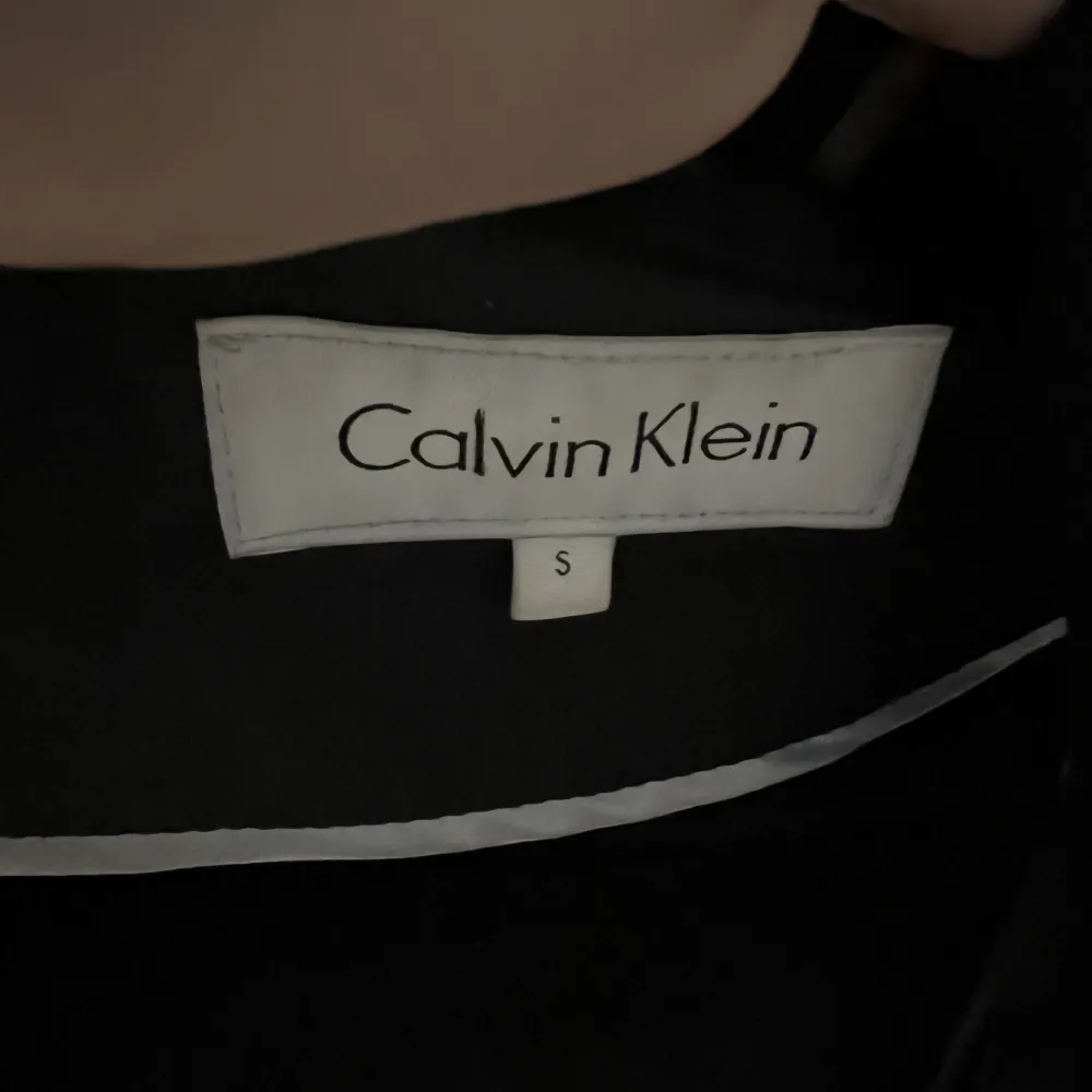 Fin Calvin Klein jacka för våren/hösten. Knappt använd. Bara hängt i garderoben. Köpt i USA. . Jackor.