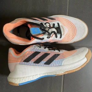 Träningsskor adidas - Säljer mina i princip oanvända Adidasskor i storlek 40 pga för stora. Är använda vid 3 tillfällen.
