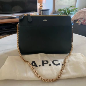 APC väska  - Säljer en helt ny/oanvönd A.P.C Ella new bag mörk grön. Finns att hämta i Sthlm eller köparen får stå för frakt 📦 