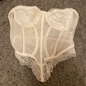 Korsett-top - Säljer pga att den är för liten/sitter konstigt på mig. Har en pytteliten fläck som nog skulle gå bort om man tar fläckborttagningsmedel på!🩶