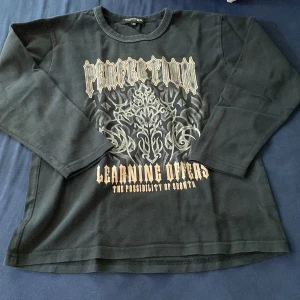 Y2k tröja! - Jättefin ”y2k” tröja med text på! Köpte super länge sen, pris kan diskuteras 💕