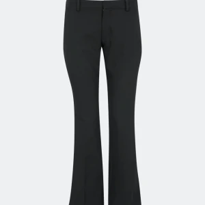 Vera kostymbyxor  - Säljer dessa lågmidjade kostymbyxor med slits från bikbok. De är i modellen ”Vera petite” och köpta här på Plick men var för små för mig. Byxorna är endast provade och har lapparna kvar!💕fråga gärna om ni undrar något💕