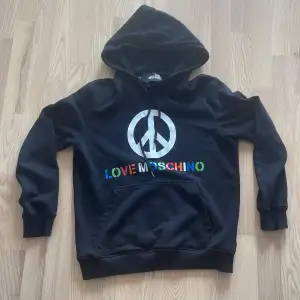 En äkta använd moschino hoodie (Oversized) 