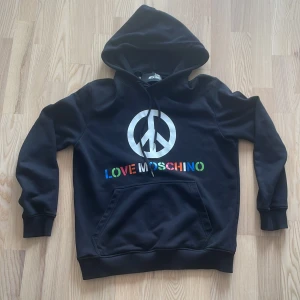 Använd Moschino hoodie - En äkta använd moschino hoodie (Oversized) 