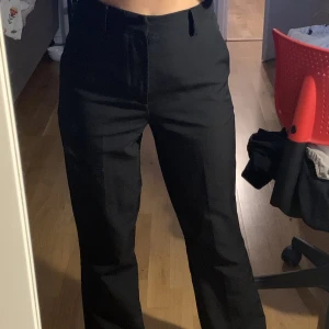 Kostymbyxor  - Väldigt bekväma kostymbyxor från BikBok i Model Vilma petite. med vida ben. Jag är 155cm