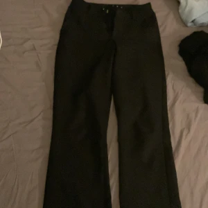 Bikbok konstymbyxor  - Söker mina kostymbyxor från  bikbok💞dem är jätte fina och bra i längden💞nypris:500 kr💞